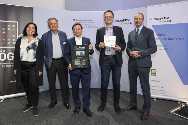 Ausgezeichnetes Projekt: ÖBB Lehrlingsheim, 3100 St. Pölten<br /> Fertigstellung, 940 von 1000 ÖGNB Punkten, ÖGNB GOLD<br /><br />  Bauherrschaft: ÖBB Infrastruktur AG<br /> Architektur: Zechner & Zechner ZT GmbH<br /> Bauphysik: FCP Fritsch, Chiari & Parnter ZT GmbH<br /> Haustechnik: Haustechnik Planungsgesellschaft, Ingenieurbüro Gebäudetechnik, Energie und Umwelt<br /> ÖGNB Consultant: IBO Österreichisches Institut für Bauen und Ökologie GmbH