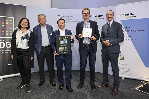Ausgezeichnetes Projekt: ÖBB Lehrlingsheim, 3100 St. Pölten<br /> Fertigstellung, 940 von 1000 ÖGNB Punkten, ÖGNB GOLD<br /><br />  Bauherrschaft: ÖBB Infrastruktur AG<br /> Architektur: Zechner & Zechner ZT GmbH<br /> Bauphysik: FCP Fritsch, Chiari & Parnter ZT GmbH<br /> Haustechnik: Haustechnik Planungsgesellschaft, Ingenieurbüro Gebäudetechnik, Energie und Umwelt<br /> ÖGNB Consultant: IBO Österreichisches Institut für Bauen und Ökologie GmbH