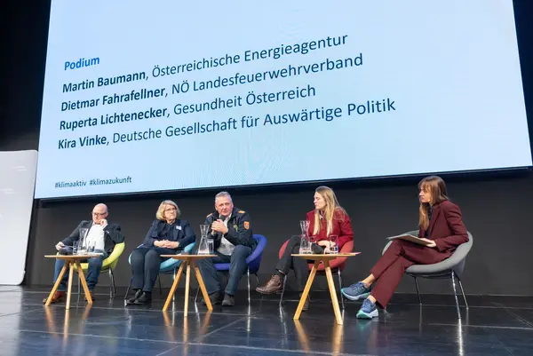 Personen auf einer Bühne bei einer Diskussionsrunde