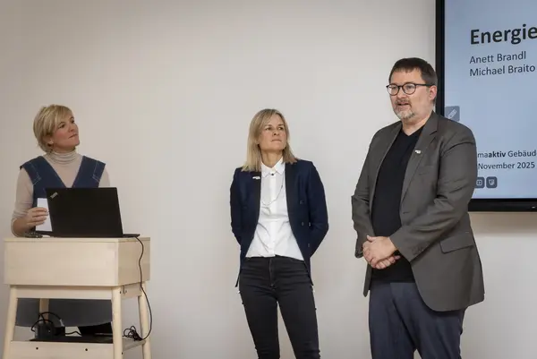 ein Mann spricht auf einer Bühne