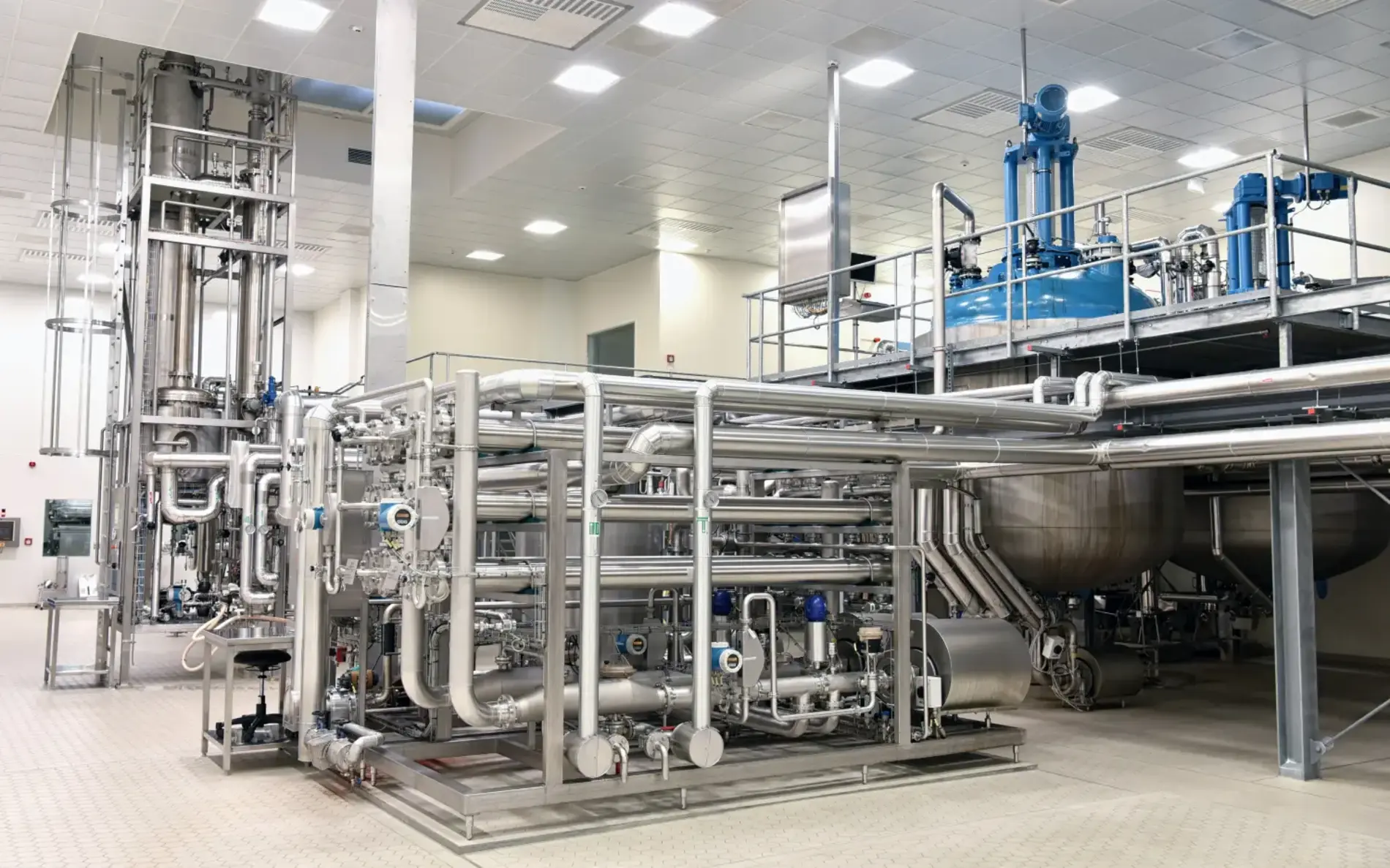 Innenraum einer Industrieanlage - Rohrleitungen