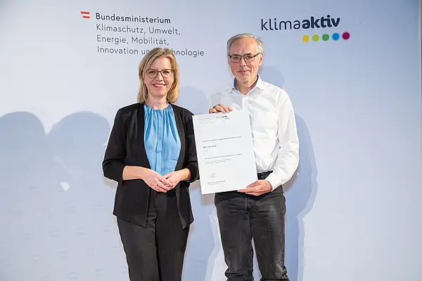 Im Bild: Klimaschutzministerin Leonore Gewessler und Peter Backé (Bahn zum Berg)