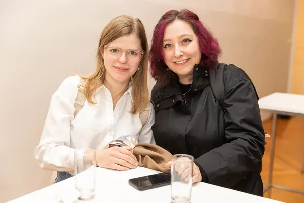 Menschen lächeln in die Kamera