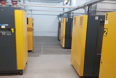 Druckluftkompressoren im Keller des Standorts