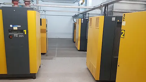 Druckluftkompressoren im Keller des Standorts